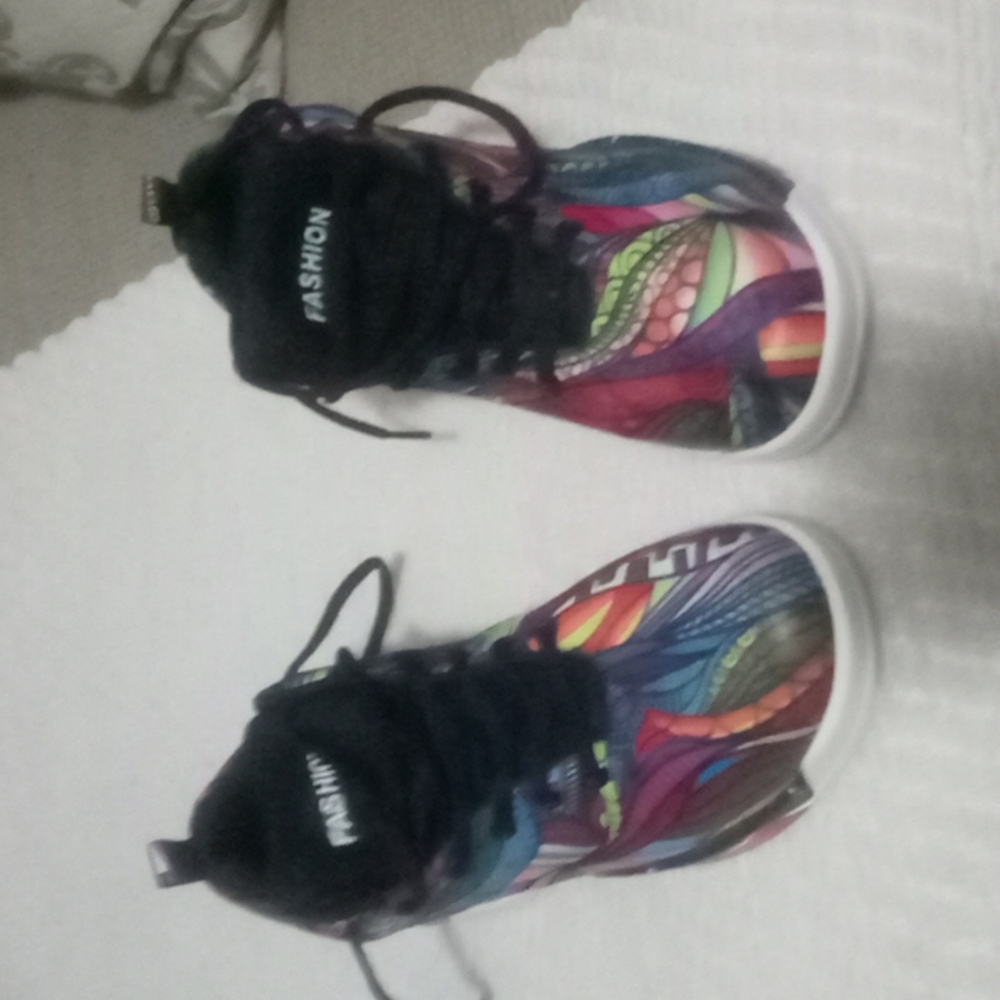 I'm selling a tennis shoe and fashion different designs and colors